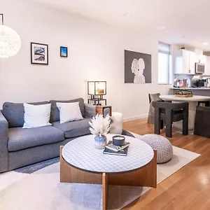  Holiday home Ballard's Pet-friendly Mid Century + Rooftop Deck